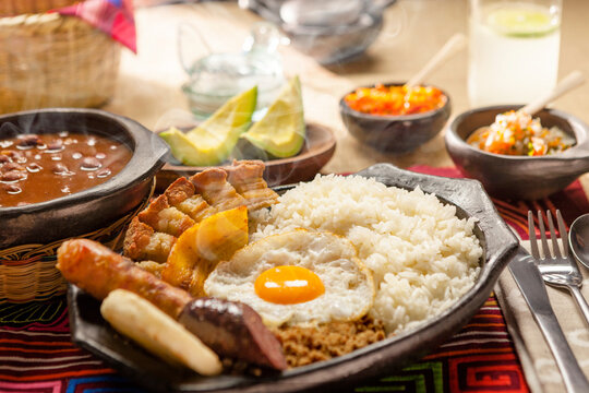 Bandeja Paisa Plato t&iacute;pico de, frijoles, arroz, chorizo, morcilla, huevo frito, chicharr&oacute;n