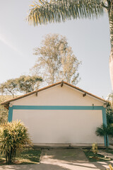 Fototapeta na wymiar Casa antiga com telhado em formato de triângulo com as paredes brancas e azuis.
