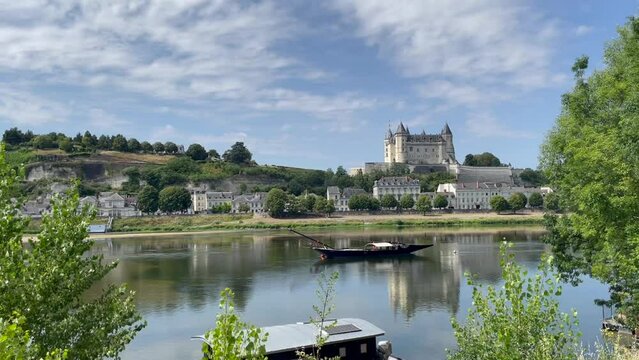 Ch&acirc;teau de Saumur et gabare