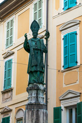 Statue des Schutzpatrons, Erzbischoffs und Kardinals San Carlo Borromeo in Salo am Gardasee in Italien