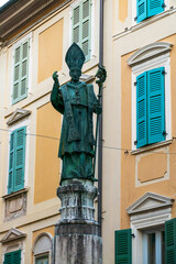 Statue des Schutzpatrons, Erzbischoffs und Kardinals San Carlo Borromeo in Salo am Gardasee in...