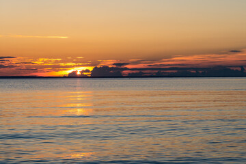 piękny pomarańczowy zachód słońca nad brzegiem morza
