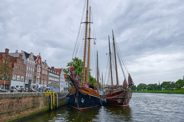 Schöne alte Segelschiffe auf der Trave in Lübeck
