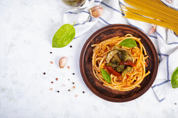 Pasta with minced chicken and stir-fry vegetables. Chicken spaghetti pasta