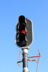 semáforo en rojo, parar, semáforo de tren, señalización, señal luminosa, semáforo de led, alerta, peligro, detener, detente, parada en la vida, fondo movil - obrazy, fototapety, plakaty