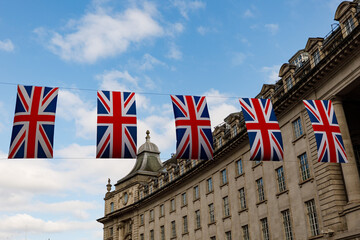 Fototapeta na wymiar Hängende Großbritannien Fahnen unter blauem Himmel