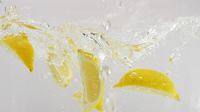 水に落ちるカットレモン