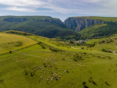 Turda Gorge (Romanian: Cheile Turzii, Hungarian: Tordai-hasad&eacute;k) is a natural reserve situated 6 km west of Turda and about 15 km citation south-east of Cluj-Napoca, in Transylvania, Romania.
