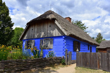 Fototapeta na wymiar Skansen, stare domy, wieś, chałupy w Sierpcu