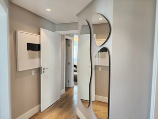 porta e hall na casa de alto padrão