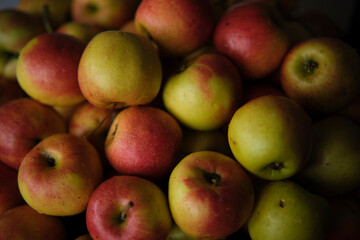 A pile of apples with water drops on the surface
