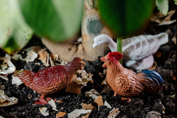 animales miniatura, toros , vacas, pollos, chivos sobre tierra y sobre hojas naturales, concepto de ganaderia , dia mundial de los animales, granjas.