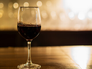 カウンターで赤ワインをいただく