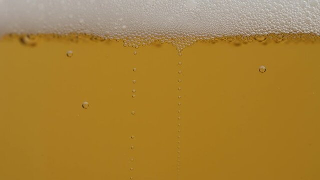 スーパースロー映像：グラスに注がれたビールの泡をマクロ撮影