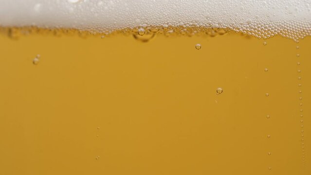 スーパースロー映像：グラスに注がれたビールの泡をマクロ撮影