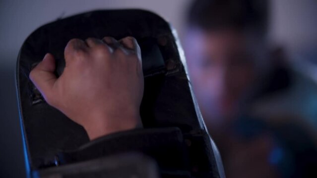 Peleador pegando a manopla