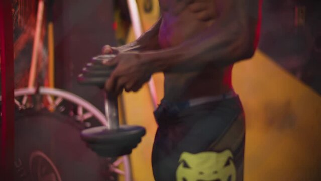 Deportista levantando pesa