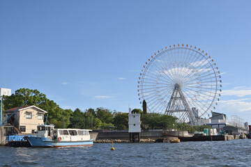 Fototapeta na wymiar 大阪港の観覧車と渡し舟
