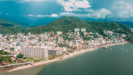 Ciudad Puerto Vallarta Cielo nublado cerro verde Drone