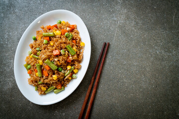  fried rice with green peas, carrot and corn