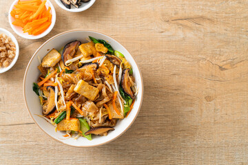stir-fried noodles with tofu and vegetables
