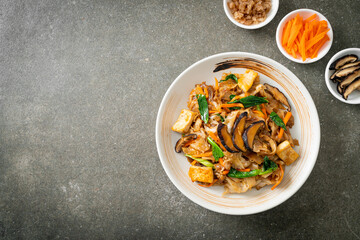 stir-fried noodles with tofu and vegetables