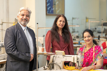 Obraz premium senior businessman with female assistant visited at textile factory