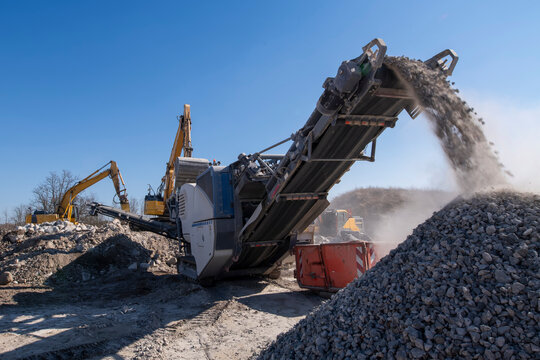 Auf einer Baustelle wird Beton zerkleinert