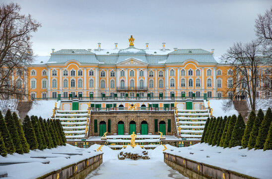 PETERHOF, RUSSIA - FEBRUARY 12, 2022: View of the Grand Palace and the Samson Fountain on a winter day. Petrodvorets
