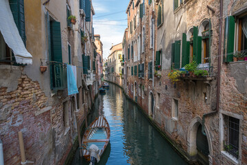 Fototapeta na wymiar Kanal mit alten Häusern mit grünen Fensterläden in Venedig