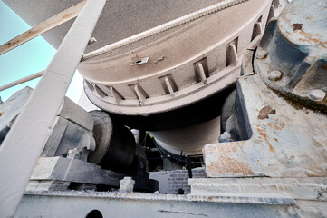 Tubular rotary kiln with bandage and support rollers