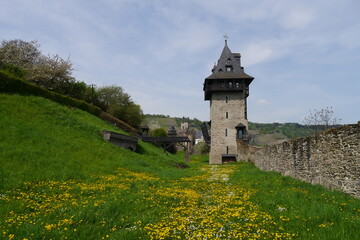 Fototapeta na wymiar Kuhhirtenturm auf dem Michelfeld Stadtmauer Oberwesel