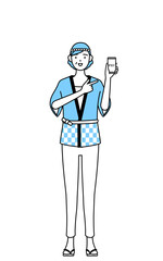 スマホのキャッシュレス・オンライン決済を勧める夏祭りの法被を着たシニア女性