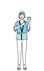 クレジット決済を勧める夏祭りの法被を着たシニア女性