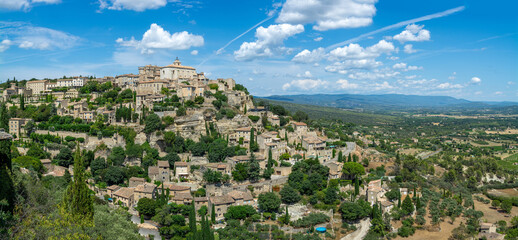 Vue panoramique du village de Gordes dans le Luberon. - obrazy, fototapety, plakaty