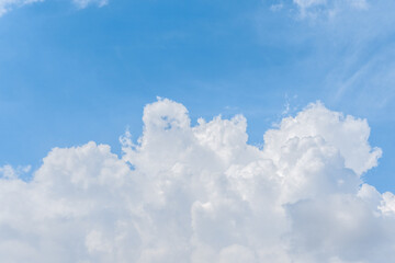 Naklejka premium Blue sky and white clouds in the sky
