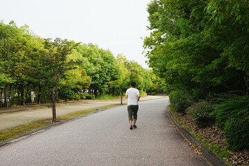 ジョギングする男性