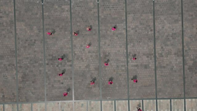 vista aerea di un gruppo di giovani ragazze che ballamo  e fanno ginnastica a ritmo di musica. Si nota grande gioia, coordinazione e serenit&agrave;