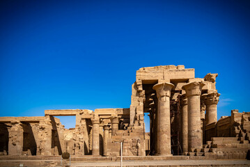 Templos de egipto a orillas del templo nile kom ombo magnífico templo de la época de la ptolomeia - obrazy, fototapety, plakaty