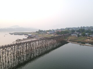 Obraz premium Mon Bridge, the longest wooden bridge in Thailand at Kanchanaburi Province with the morning sun