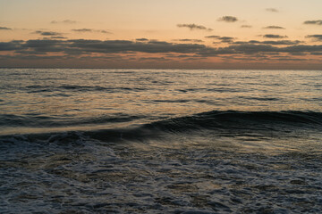 Mar con nubes en el cielo al atardecer