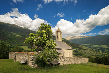 Blick auf St. Veit-Kirche auf dem Tartscher Bichl mit dem Vinschger Sonnenberg im Hintergrund