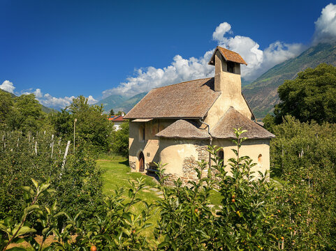 St. Vigilius-Kirche in Morter bei Latsch mit Blick auf Vinschger Sonnenberg