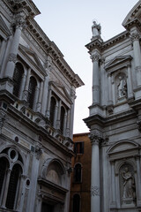 Fototapeta na wymiar Architektur und Statuen in Venedig