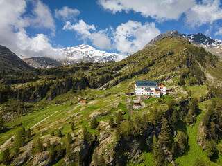 Fototapeta na wymiar Blick auf Zufallhütte Richtung Monte Cevedale
