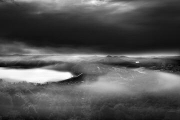 Jezioro Solińskie. Zdjęcia zrobione z tarasu wieży widokowej na górze Jawor. 