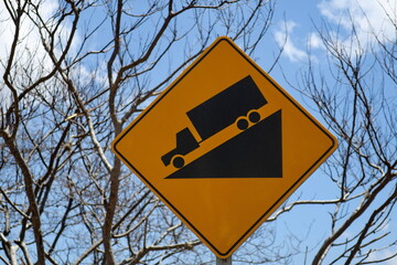 Panneau d'avertissement routier. Pente raide devant.