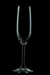 Sektglas vor schwarzem Hintergrund