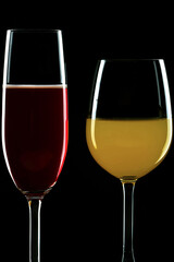 Gläser mit Rotwein und Orangensaft