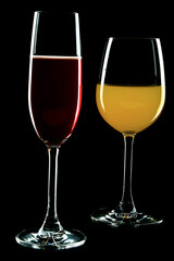 Gläser mit Rotwein und Orangensaft